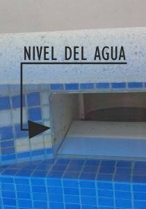 skimmer de una piscina con su nivel de agua señalado