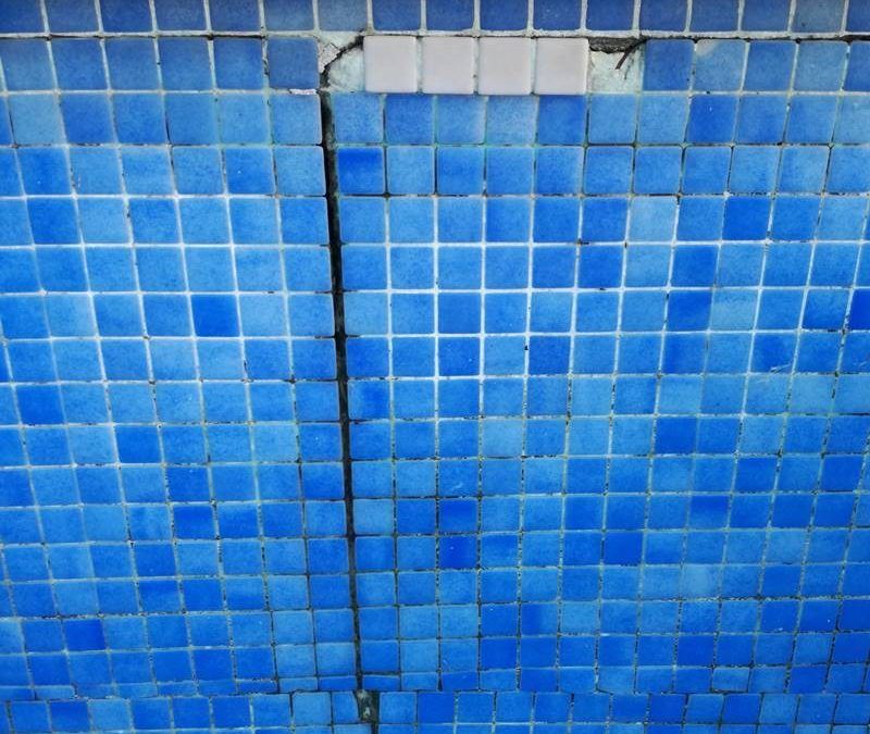 Cómo reparar grietas en piscinas de obra y hormigón de forma profesional