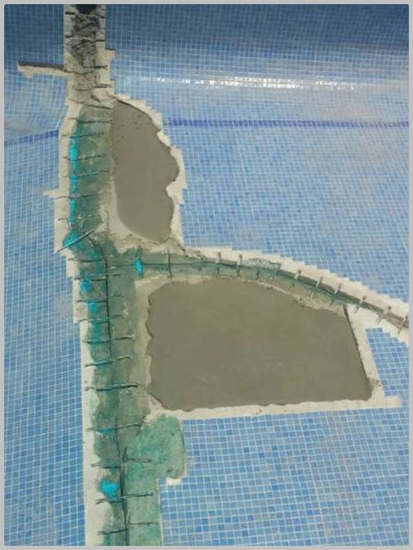 Reparación de varias grietas en paredes y suelo de piscina Suelo y pared de piscina con varias grietas