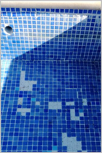 Por estos motivos se caen las fichas de gresite de tu piscina o pileta Con un mal mantenimiento se caen las fichas de gresite de tu piscina o pileta