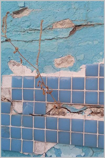 Gresite mal pegado en la pared de una piscina Si el paramento es malo se caen las fichas de gresite de tu piscina o pileta