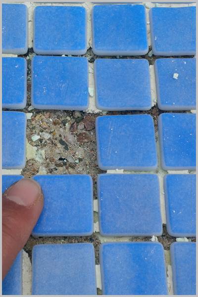 Este es uno de los motivos por el que más se caen las fichas de gresite de tu piscina Los motivos por el que se caen las fichas de gresite de tu piscina o pileta
