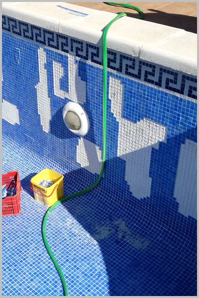 Muchas fichas de gresite caídas en la pared de tu piscina o pileta Usando malos morteros cola se caen las fichas de gresite de tu piscina o pileta