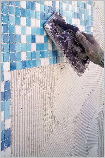 Pegando el gresite bien no se caen las fichas de gresite de tu piscina o pileta