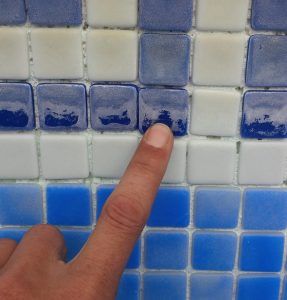 Cal incrustada en gresite de piscina