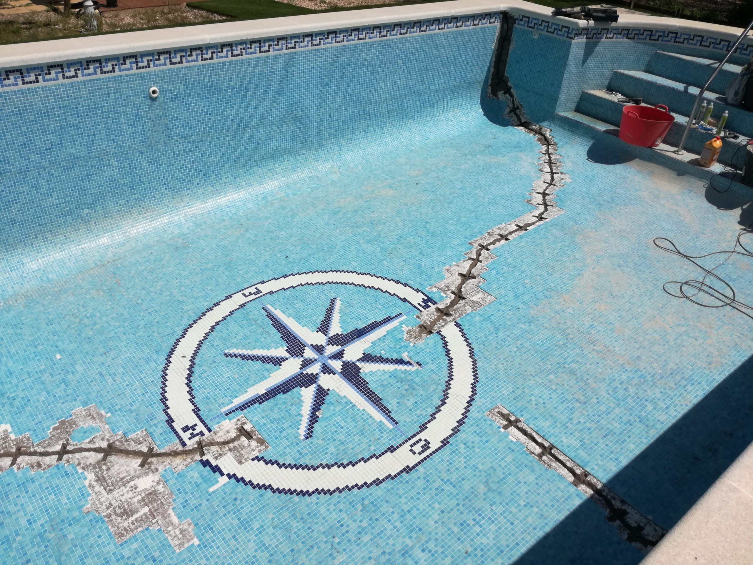 Piscina de hormigón con grietas Reforma y reparación de grietas en piscina de hormigón