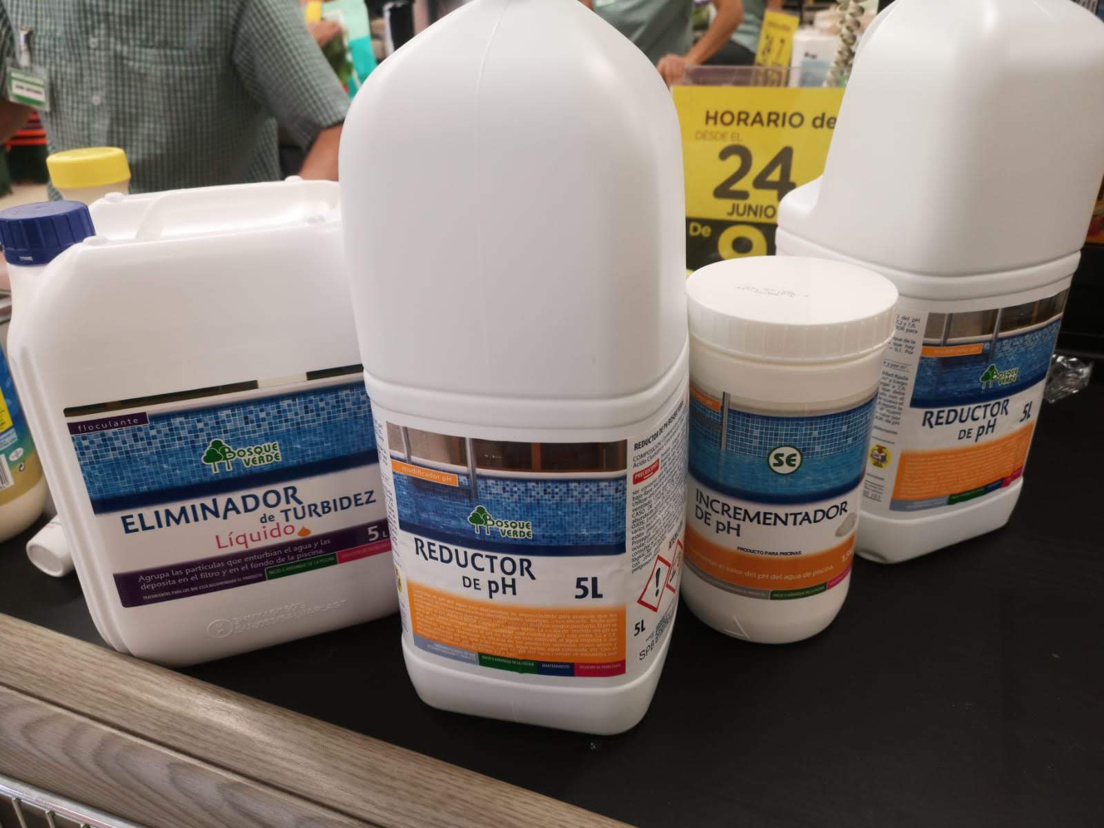 Productos para desinfectar y tratar el agua y el ph de la piscina