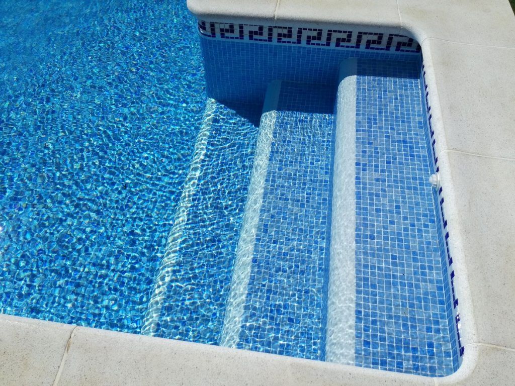 Piscina con agua limpia y recuperada de cuando estaba verde