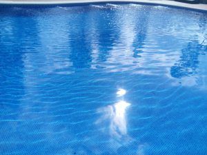 Calidad del agua de una piscina Agua limpia y desinfectada para un baño saludable