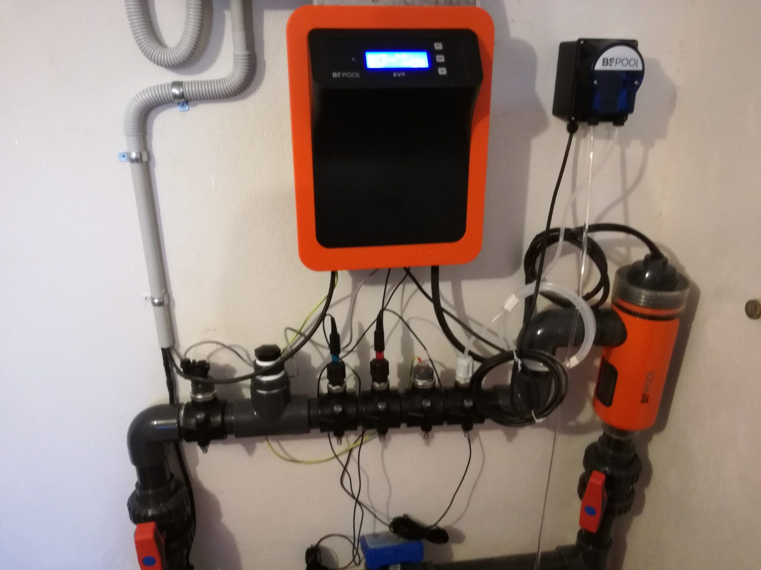 Clorador salino para piscinas Clorador salino por electrólisis con regulador de Ph incorporado