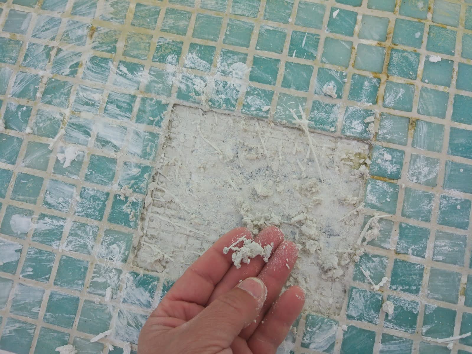 Materiales mal aplicados a la hora de alicatar una piscina
